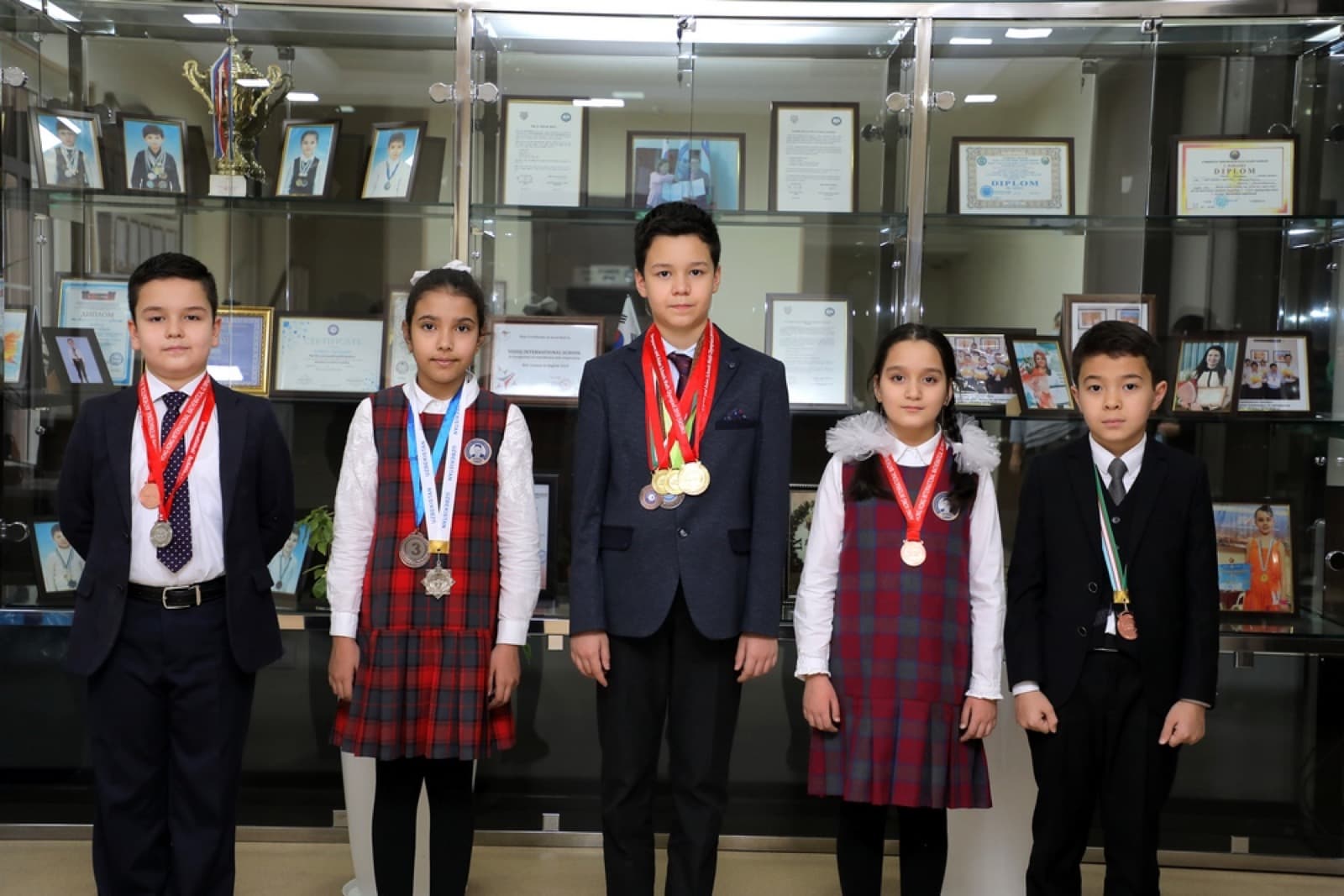 Olimpiada g'oliblari medallar bilan