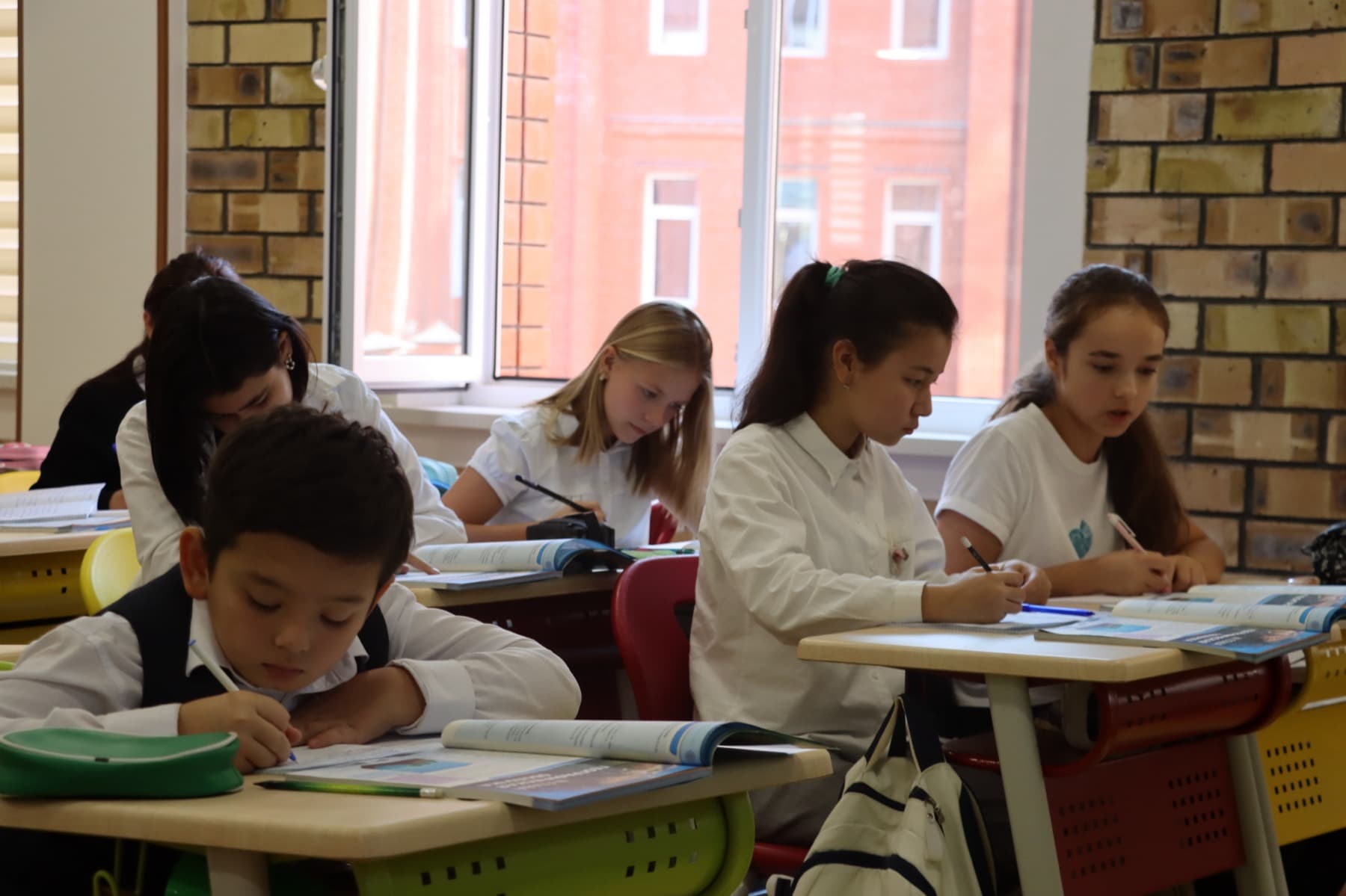A lesson at the window-side desks