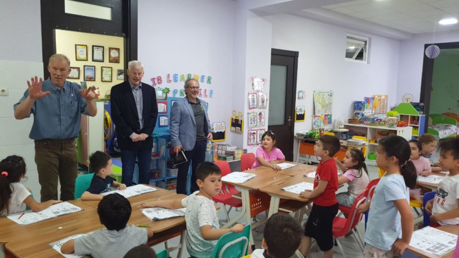 Mehmonlar bilan sinf xonasidagi uchrashuv